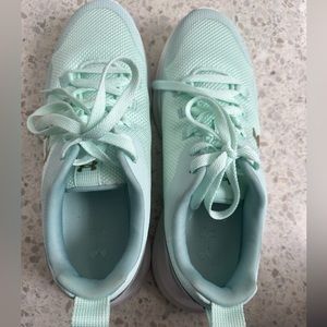 Under armor woman’s 9.5 great shoe pretty teal